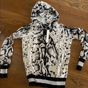 Hooded sweater/sweatshirt printed snakeskin top.